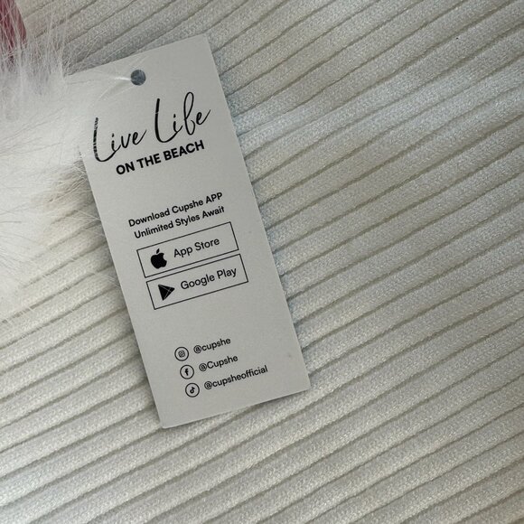 Mini skirt and white blouse - Picture 8 of 8